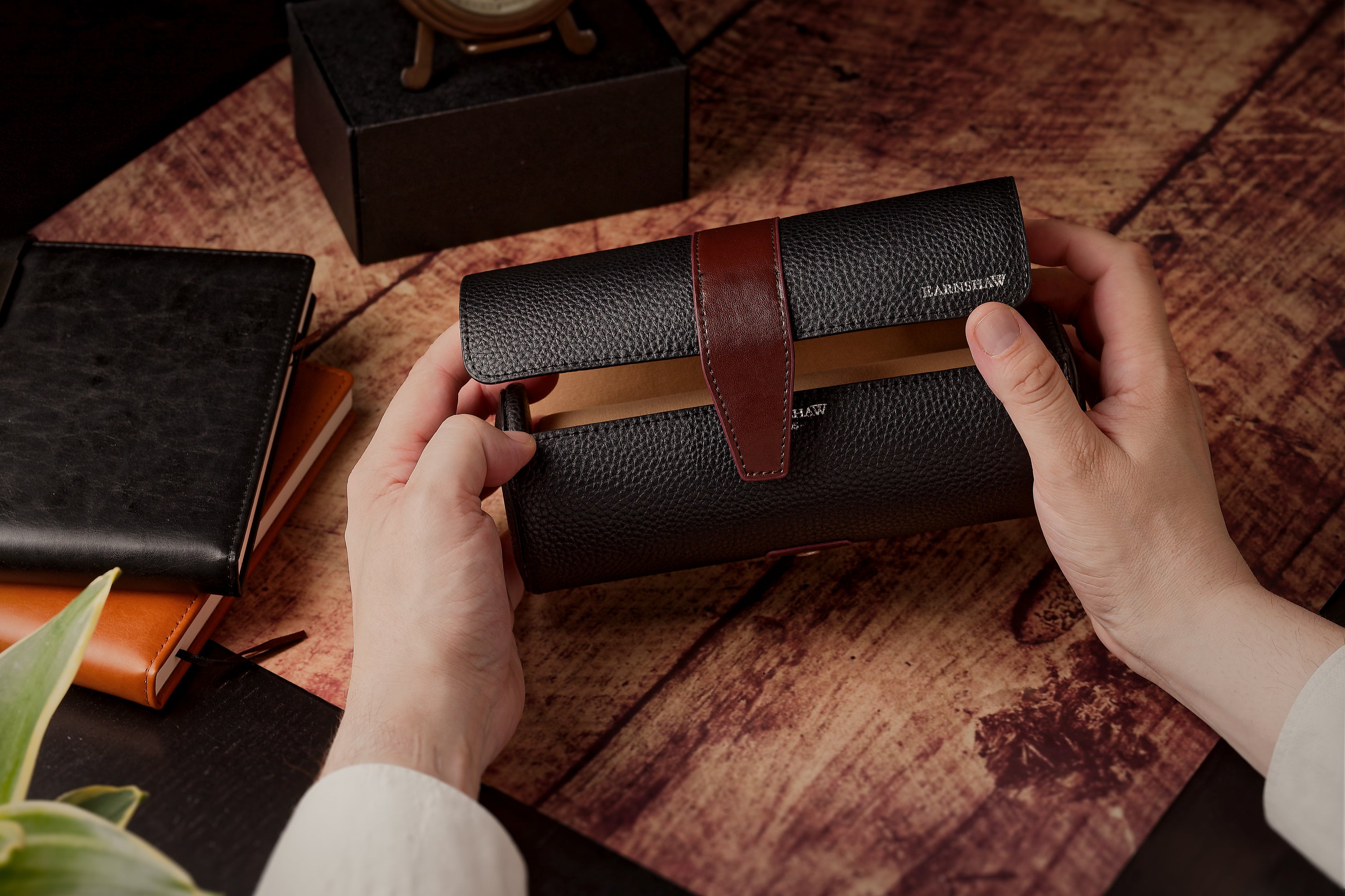 THOMAS EARNSHAW Thomas Earnshaw Black Vegan Leather Suedette Watch Roll Accessory ES-101-WR2-01